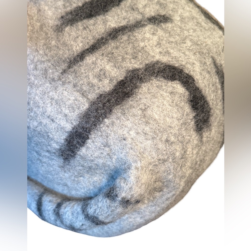 World Travelers Collection NWT Gray Wool Felted Huge Cozy Cat Cave Bed - Picture 6 of 11